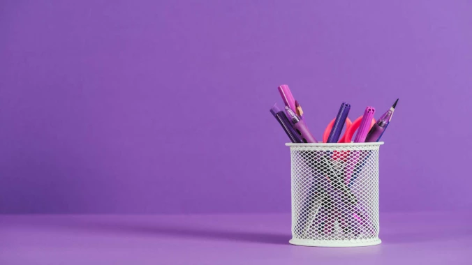 Vergelijking van gegraveerde en bedrukte pennen - welke moet je kiezen voor je bedrijf?